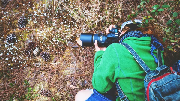 Fotograf asiatiska kvinnor som reser fotografi natur. resa relphotographer asiatisk kvinna reser fotografi natur. resa slappna av i semestern promenad i skogen. Thailand — Stockfoto