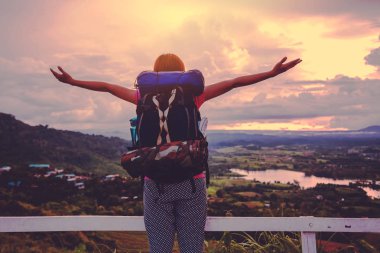 Asyalı kadınlar tatilde rahatlarlar. Dağda dikiliyor.dağlarda yürüyüş. Tayland