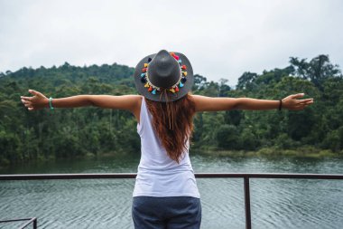 Asyalı kadınlar tatilde rahatlar. Doğal atmosferde, dağ ormanı.