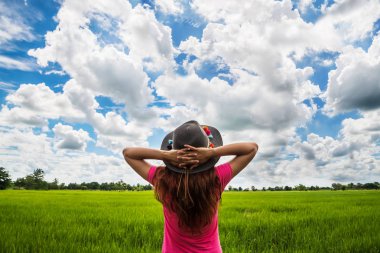Asyalı kadınlar tatilde rahatlarlar. yeşil bir mera üzerinde.