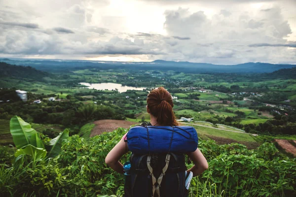 Las mujeres asiáticas viajan relajarse en las vacaciones. De pie en la montaña.Senderismo en las montañas. Tailandia — Foto de Stock