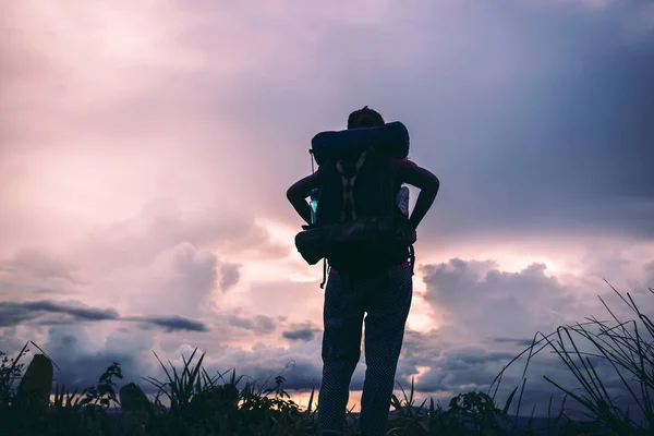 Asian women travel relax in the holiday. Standing on the mountain.hiking in mountains. Thailand — Stock Photo, Image