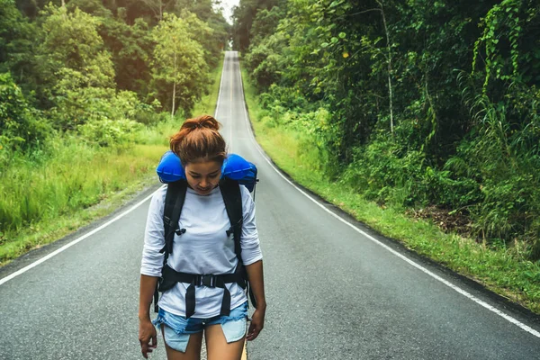As mulheres asiáticas viajam relaxar nas férias. na estrada. caminhadas nas montanhas — Fotografia de Stock