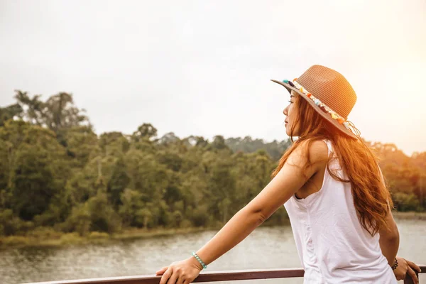 As mulheres asiáticas relaxam nas férias. Na atmosfera natural, floresta de montanha . — Fotografia de Stock