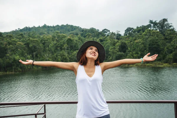 Asiatische Frauen entspannen sich im Urlaub. in der natürlichen Atmosphäre, Bergwald. — Stockfoto