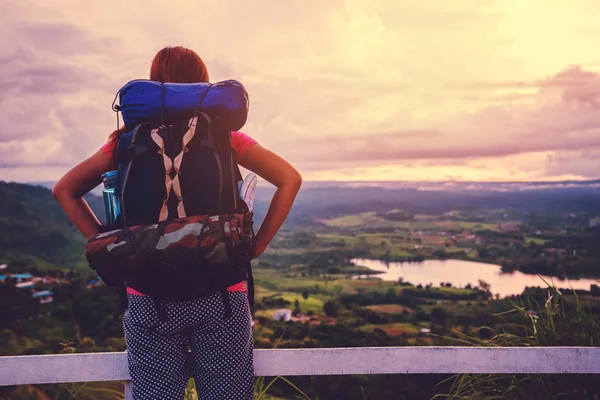 As mulheres asiáticas viajam relaxar nas férias. Em pé na montanha.Caminhadas nas montanhas. Tailândia — Fotografia de Stock