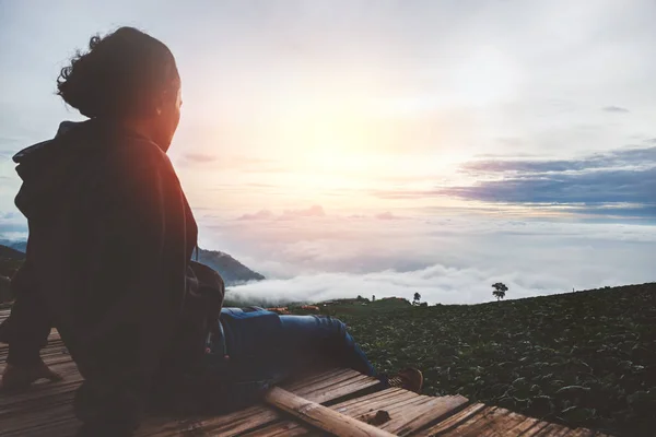 Asian man travel sleep relax. Morning atmosphere nature Forests, mountains. Phu Thap Buek Thailand — Stock Photo, Image