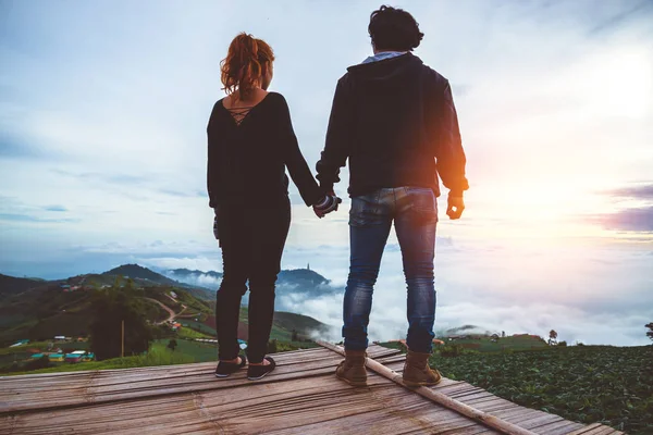 Amantes Homens e mulheres Ásia viagem relaxar. Manhã atmosfera natureza — Fotografia de Stock