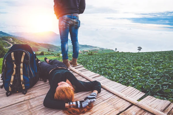 Lover couple Men and women Asia travel relax. Morning atmosphere nature Forests, mountains. Phu Thap Buek Thailand — Stock Photo, Image