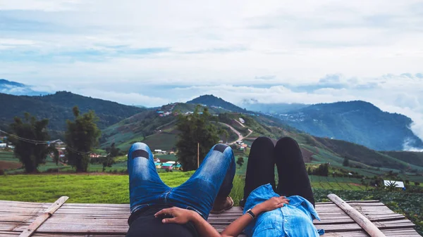 Amante pareja Hombres y mujeres Asia viajar relajarse. Ambiente matutino naturaleza Bosques, montañas. Phu Thap Buek Tailandia — Foto de Stock