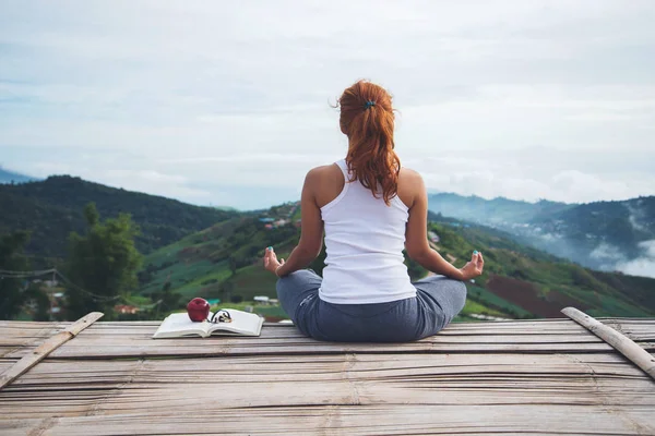 kadın Asya gezginler seyahat. Yoga varsa oynayın. phetchabun phutubberg tayland