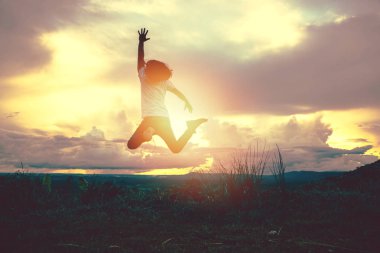 Asyalı adam tatilde rahatlayın seyahat. Dağa atla. Tayland.