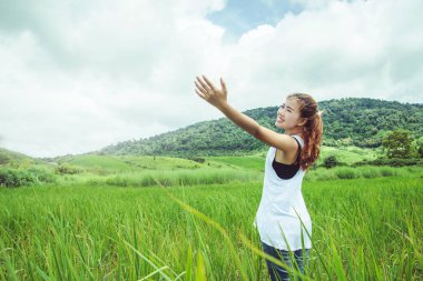 Asyalı kadınlar tatilde rahatlarlar. yeşil bir mera üzerinde.