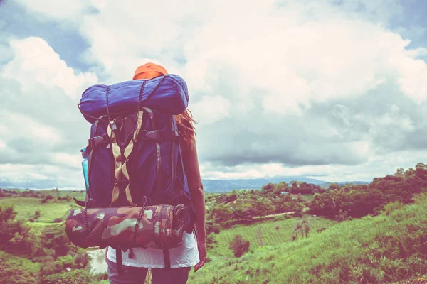 As mulheres asiáticas viajam relaxar nas férias. Em pé na montanha. caminhadas em montanhas Tailândia — Fotografia de Stock