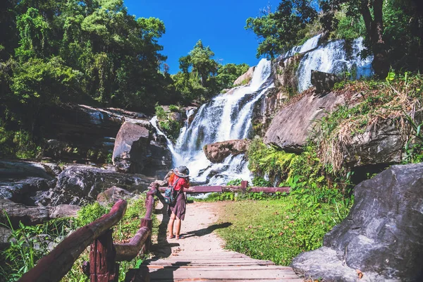 亚洲女人旅行自然。旅行放松。照片瀑布旅行。夏天泰国 — 图库照片