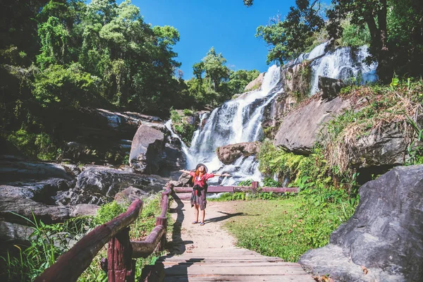 亚洲女人旅行自然。旅行放松。照片瀑布旅行。夏天泰国 — 图库照片