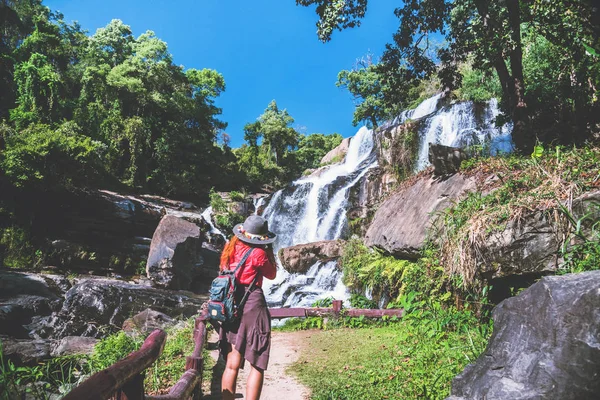 亚洲女人旅行自然。旅行放松。照片瀑布旅行。夏天泰国 — 图库照片
