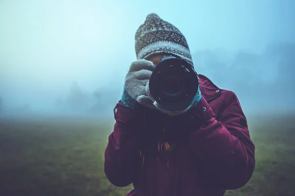 Fotograaf Aziatische vrouw reizen natuur. Reizen ontspannen. Natuur studie in de jungle. Thailand — Stockfoto