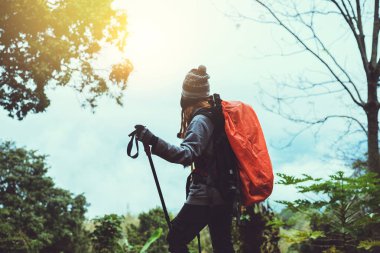 Asyalı kadın seyahat doğa. Seyahat rahatlayın. Sırt çantası ormanda yürümek. dağlarda yürüyüş. Tayland
