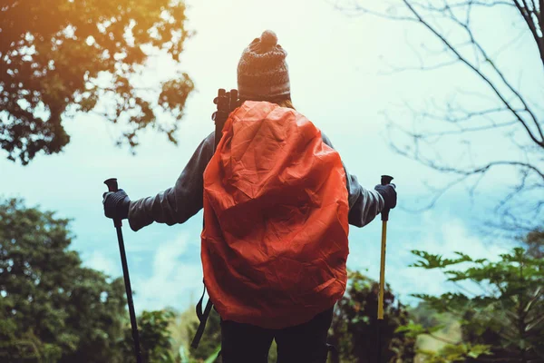 Asiatico donna viaggio natura. Viaggia rilassati. Zaino a piedi nella foresta. escursioni in montagna. Tailandia — Foto Stock
