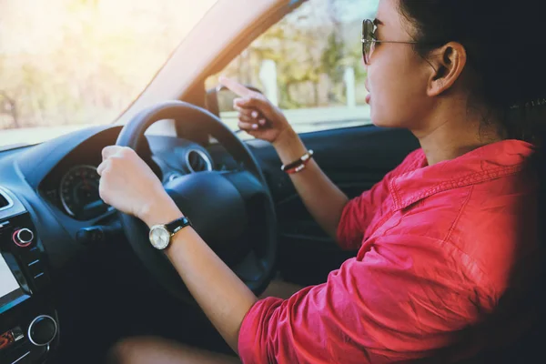 亚洲女性在假期里旅游放松。开车 — 图库照片