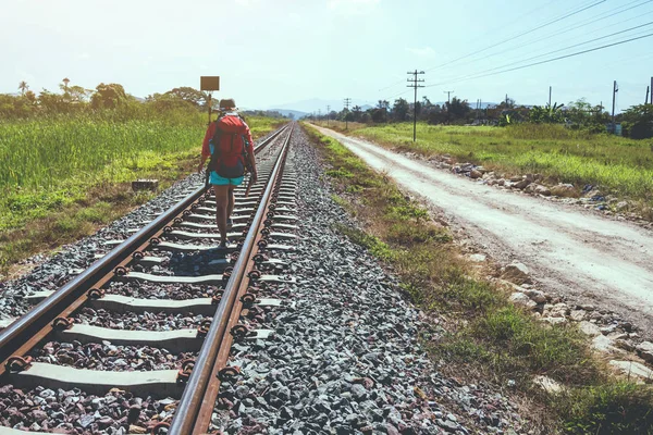 Ázsiai nő utazási vidék. Utazik pihen. táska hátizsák utazás. Séta a vasút. Thaiföld — Stock Fotó