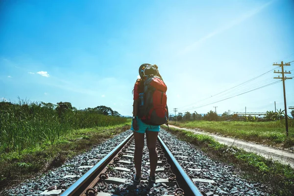 Mujer asiática viajar campo. Relájate. viaje mochila bolsa. Camina por el ferrocarril. Tailandia — Foto de Stock