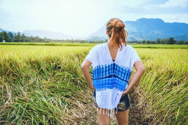 Asijská žena cestuje na dovolenou. V létě se postavte na horské pole. V Thajsku — Stock fotografie