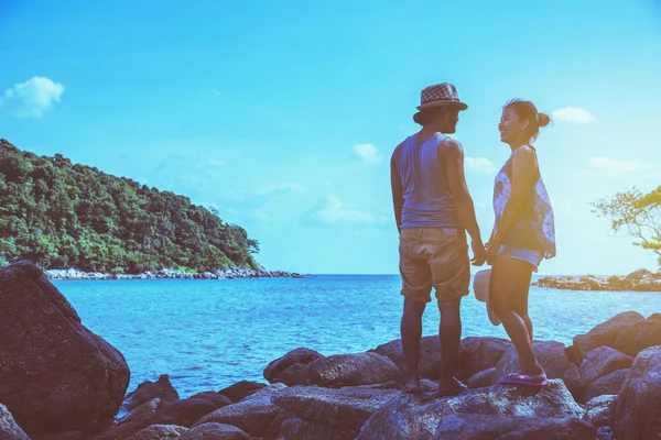 Asiatisches Liebespaar Frau und Mann reisen in die Natur. Reisen entspannen. Meerwasser spielen am Strand. im Sommer. Thailand — Stockfoto