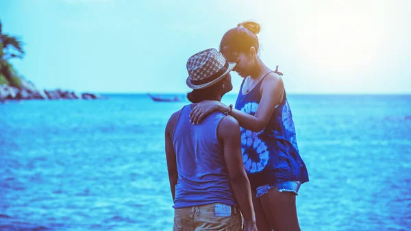 Asijský milenec pár žena a muž cestují přírodu. Cestování je v klidu. Na pláži si Hrajte mořskou vodu. V létě. Thajsko — Stock fotografie