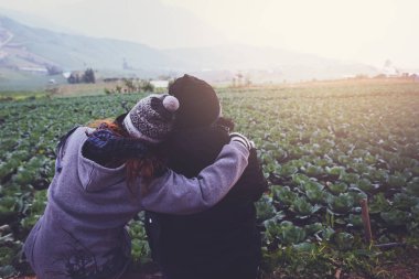 Sevgili çift kadın ve erkek Asyalılar tatilde dinlenmek seyahat.