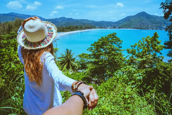 아시아 연인 커플 여자와 남자 여행 자연. 여행 휴식. 여름에 바다. 태국 — 스톡 사진