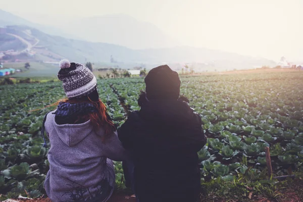 Amante pareja mujeres y hombres asiáticos viajar relajarse en las vacaciones . — Foto de Stock