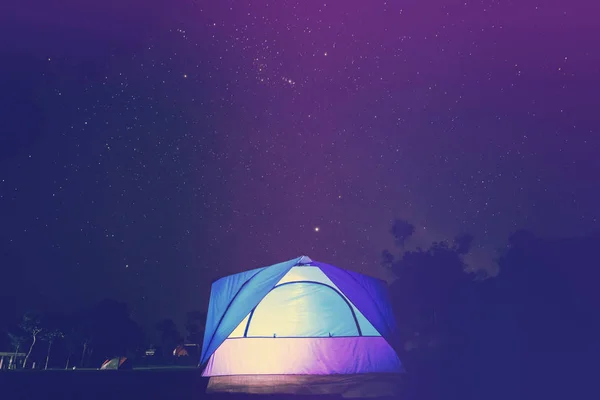Asiatisk resa slappna av på semestern. . Camping på fjället. Sova i en tält titta på stjärnorna på natten. Thailand — Stockfoto