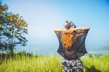 Asyalı kadınlar tatilde rahatlarlar. Dağda yeşil otlak. dağlarda yürüyüş. Tayland
