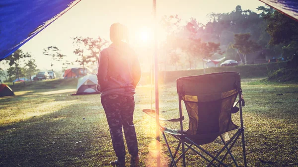 As mulheres asiáticas viajam relaxar nas férias. acampar na Montanha. sentar e descansar cadeira ao ar livre. Tailândia — Fotografia de Stock