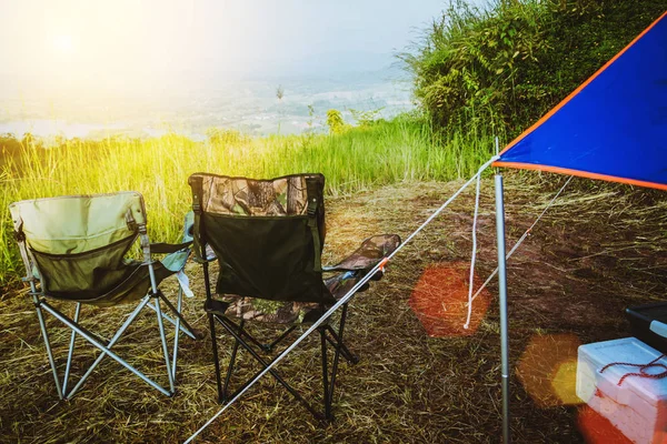 Viaggio relax in vacanza. campeggio sulla Montagna. riposo sedia da esterno. Tailandia — Foto Stock