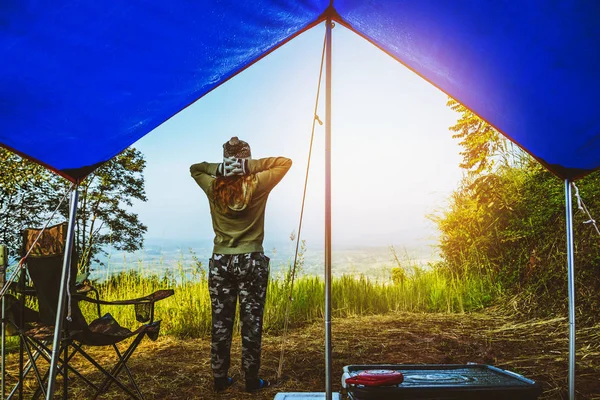 Le donne asiatiche viaggiano rilassandosi durante la vacanza. campeggio sulla Montagna. Alzarsi guardare paesaggio sulla montagna al mattino. Tailandia — Foto Stock