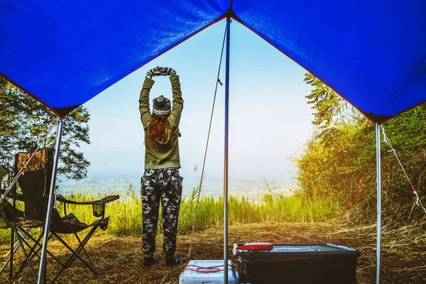 As mulheres asiáticas viajam relaxar nas férias. acampar na Montanha. Levante-se olhar paisagem na montanha pela manhã. Tailândia — Fotografia de Stock