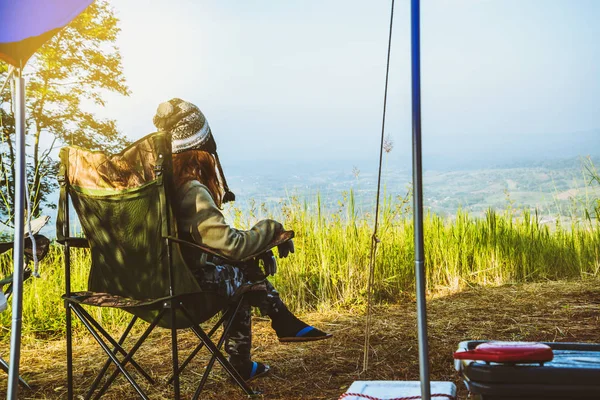 As mulheres asiáticas viajam relaxar nas férias. acampar na Montanha. sentar e descansar cadeira ao ar livre. Tailândia — Fotografia de Stock