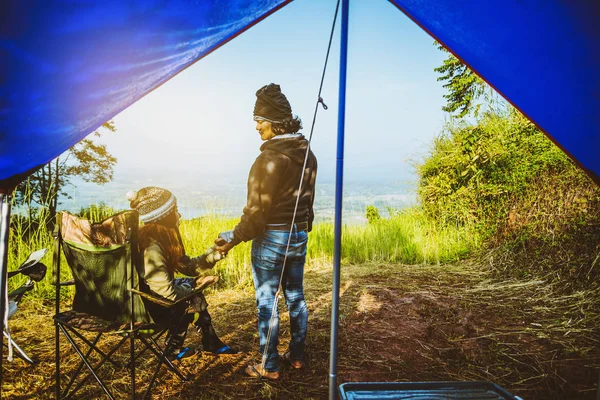 Amante casal mulheres e homens asiáticos viajar relaxar no feriado. acampar na Montanha. Levante-se olhar paisagem na montanha pela manhã. Tailândia — Fotografia de Stock