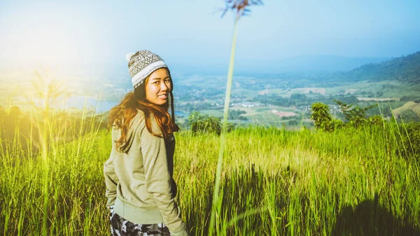Asian kobiety podróżować zrelaksować się w wakacje. zielone pastwisko na górze. wędrówki po górach. Tajlandia — Zdjęcie stockowe