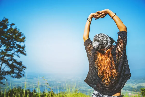 Las mujeres asiáticas viajan relajarse en las vacaciones. pastos verdes en la montaña. senderismo en las montañas. Tailandia — Foto de Stock