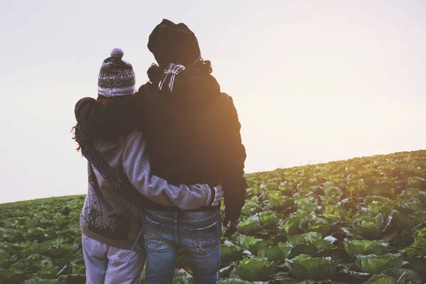 Amoureux couple femmes et hommes Asiatiques Voyage se détendre dans les vacances. Levez-vous regarder paysage sur la montagne le matin. Thaïlande — Photo