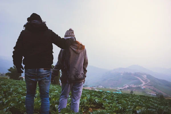 연인 커플 여성과 남성 아시아 여행 휴가 캠핑에서 휴식을 취합니다. 아침에 분위기를 보십시오. 태국 — 스톡 사진