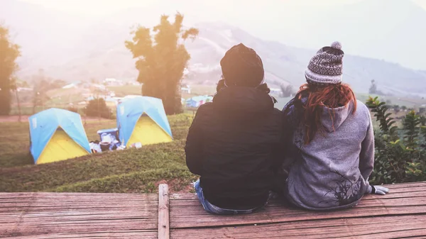 Amante pareja mujeres y hombres Los asiáticos viajan relajarse en el camping de vacaciones. ver la atmósfera en la mañana. Tailandia — Foto de Stock