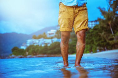 Asyalı insan doğaseyahat. Seyahat rahatlayın. Sahilde yürüyorum. Yazın