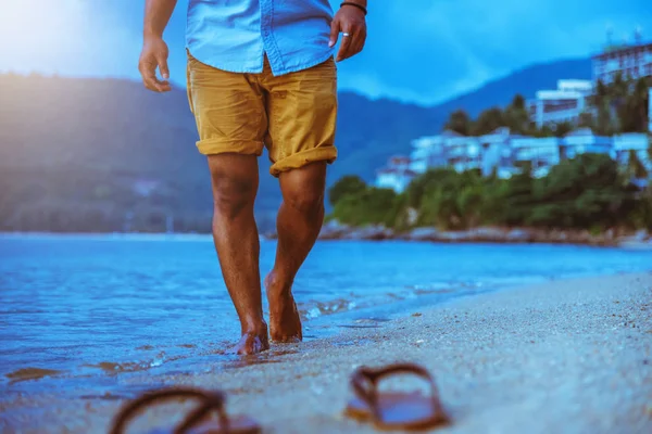 Asiatico uomo viaggio natura. Viaggia rilassati. Passeggiando sulla spiaggia. In estate — Foto Stock