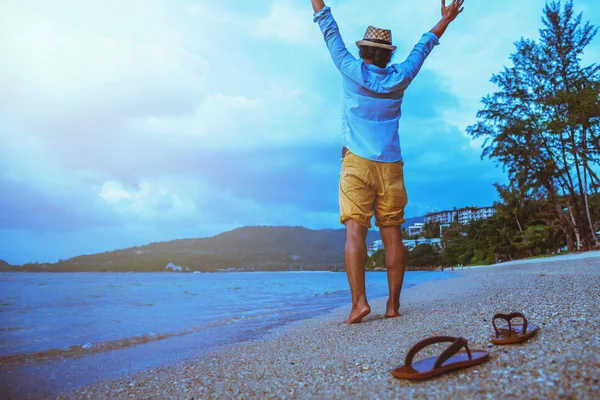 Asiatico uomo viaggio natura. Viaggia rilassati. Passeggiando sulla spiaggia. In estate — Foto Stock