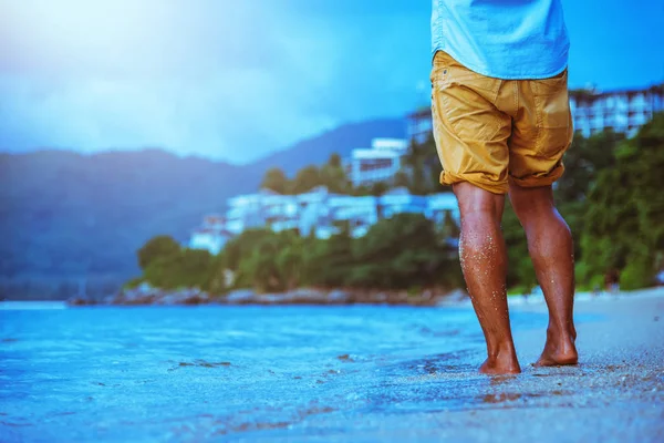 Asiatico uomo viaggio natura. Viaggia rilassati. Passeggiando sulla spiaggia. In estate — Foto Stock